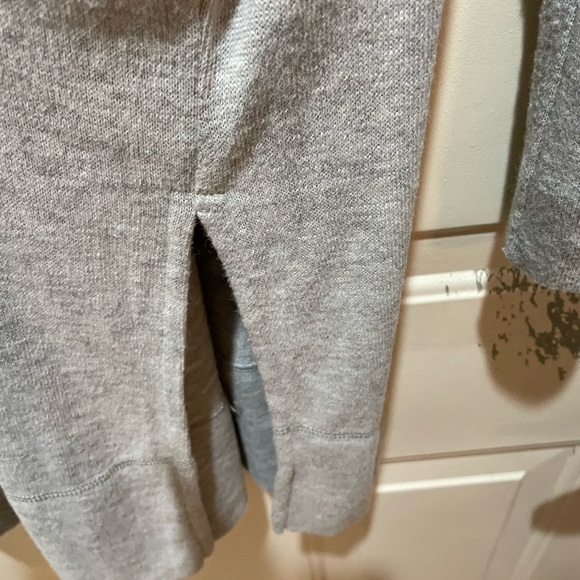 Mod-O-Doc Gray Tunic. - Picture 3 of 3